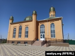 Новая мечеть на окраине Жымпиты