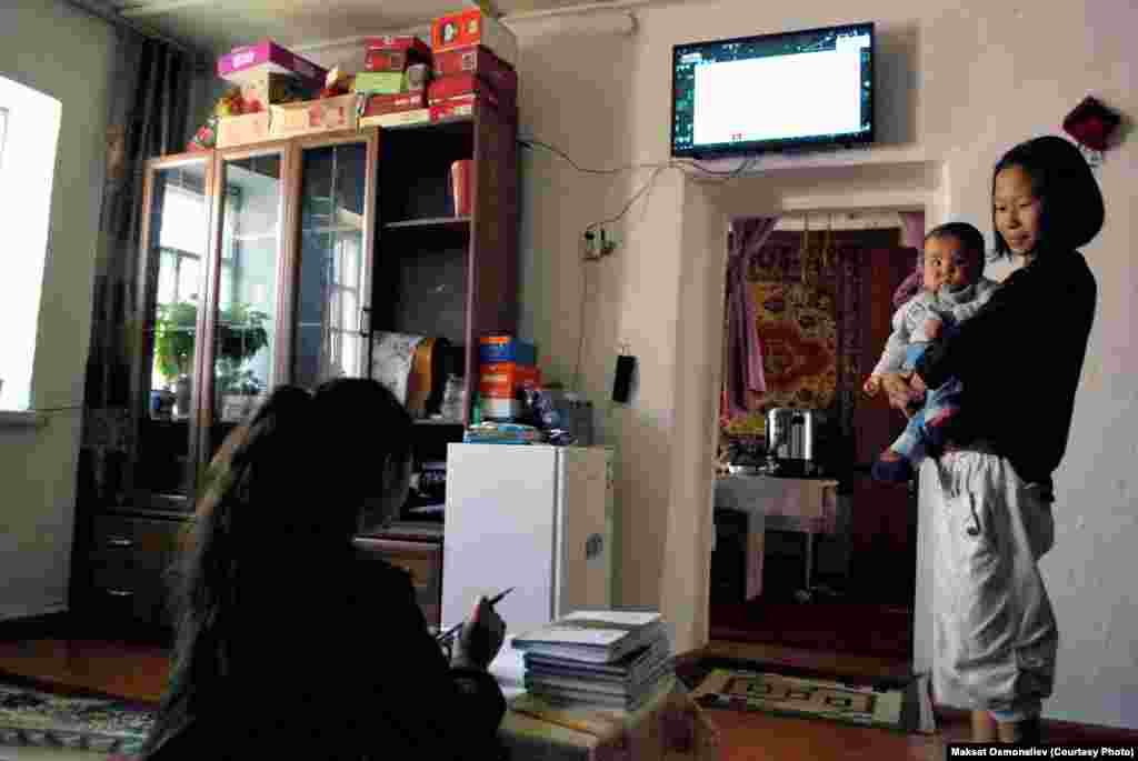 Окуучу кыз теле сабакты көрүп жаткан учуру. Кызыл-Ой айылы. Суусамыр. Чүй облусу.