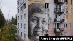 Работа австралийского художника Гвидо Ван Хелтена в Авдеевке, 12 октября 2016 года