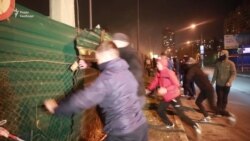 У Києві активісти розгромили АЗС, яку вважають незаконною (відео)