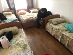 Karantinga olinganlar saqlanayotgan Chirchiqdagi "Sokol" lageridan Ozodlikka kelgan surat.