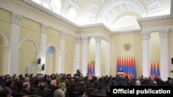 Նախագահ Սերժ Սարգսյանն իր նստավայրում հյուրընկալում է օրենսդիր, գործադիր և դատական իշխանությունների, տարածքային կառավարման և տեղական ինքնակառավարման մարմինների ղեկավար կազմի ներկայացուցիչներին, 12-ը փետրվարի, 2016թ.