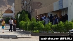 Dollar nobatlary. Balkanabat