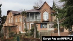 Сегодня участь дачи Лаптева, как, впрочем, и парка вокруг нее, очень печальна. Чистая архитектурная форма почти не сохранилась. Фото автора