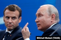 Президент Франції Емманюель Макрон на зустрічі з президентом Росії Володимиром Путіним на Міжнародному економічному форумі в російському Петербурзі, 25 травня 2018 року