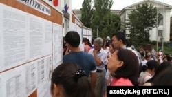 Сүрөттө Бишкектеги ЖОЖдун биринин эшигинин астында турган абитуриенттер.