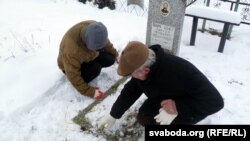 Прыбіраньне магілы Сяргея Цярэнцьева