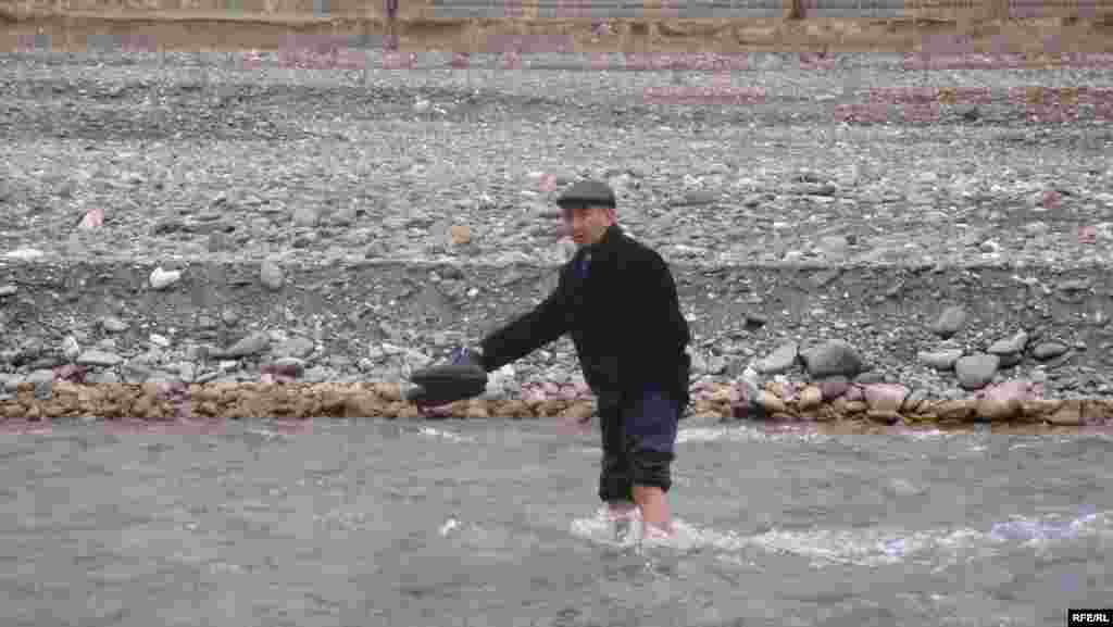 Алайдагы тоо кыялаган жөө жүрүш -  "Азаттыктын" Оштогу кабарчысы Алишер Токсонбаев да жөө жүрүшчүлөргө кошулуп, суу кечти.