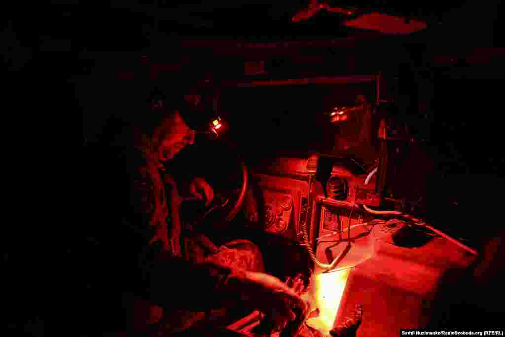 Водій інструктує нас по місцю, коли під&#39;їжджали до позиції:&laquo;Ніякого світла, вас зустрінуть хлопці, заберуть своє, і відразу в яму&raquo;.&nbsp; &laquo;З Богом&raquo;, &ndash; говорить водій, ми рушаємо. Для повного маскування, водій вимикає світло фар, і одягає прилад нічного бачення, ми їдемо в повній темряві