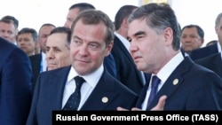 Türkmenistanyň prezidenti Gurbanguly Berdimuhamedow (sagda) we Russiýanyň premýer-ministri Dmitriý Medwedýew. Türkmenbaşy. 12-nji awgust, 2019 ý.