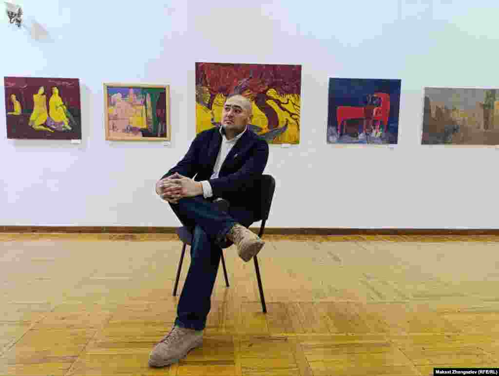 Сүрөтчү учурда өлкөдө көркөм өнөр ээлеринин эмгеги бааланбай жатат дейт: &ldquo;Мен деле чет өлкөлүктөргө сүрөттөрүмдү сатам. Бул эми айласыздан жасалган кадам. Себеби, каражат таап, үй-бүлөнү багуу керек. Бизде сүрөт өнөрү каралбай келе жатат. Эл башындагылар кайдыгер мамиле жасап, көңүл бурушпайт. Биздин өлкөдө таланттуу сүрөтчүлөр көп. Бирок ошолордун мыкты эмгектери чет өлкөлүктөргө сатылып жатканы түшүнгөн киши үчүн өтө өкүнүчтүү. Бизде заманбап музей салып, ошол мыкты эмгектерди өзүбүз алып калсак эмнеге болбосун? Мамлекет мыкты эмгектерди өзүбүздүн музейлерге алып калса, биздин келечек үчүн деле жакшы болмок. Кийинки муундагы сүрөтчүлөр таасирленмек. Башка мамлекеттерде маселен, коңшу Казакстан, Өзбекстанда сүрөтчүлөрдүн эмгектерин мамлекет сатып алат же сатышканга аракет кылат. Бизде мамиле башка. &ldquo;Сүрөтчү ачка жүрүшү керек&rdquo; деген түшүнүктөгүлөр көп. Жашоо-шарты өтө оор сүрөтчүлөр көп арабызда. Муну жашырганда эмне?&nbsp;