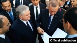 Турция - Глава МИД Армении Эдвард Налбандян (слева) передает новоизбранному президенту Турции Реджепу Эрдогану приглашение президента Армении приехать в Армению и принять участие в мероприятиях, посвященных 100-й годовщине Геноцида армян, Анкара, 28 августа 2014 г․