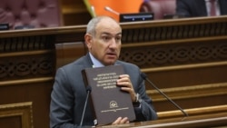 Եկեղեցական կանոնագրքերը դարձել են վարչապետի սեղանի գրքերը