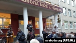 Стыхійны сход каля гарадзкой школы №26.