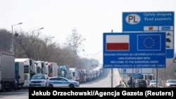 По словам пограничников, оформление грузовых автомобилей по обоим направлениям на пункте пропуска «Ягодин – Дорогуск» возобновили в обычном режиме (фото иллюстративное)