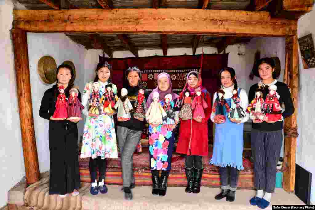 Куурчак жасаган кыздар.&nbsp;