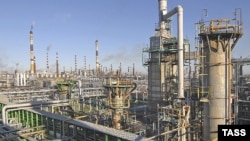 Кириши шаарындагы мунай иштетүүчү завод. (архив)