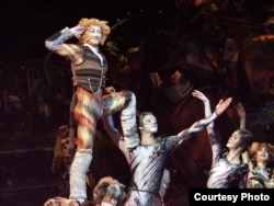 Cats мюзиклында җирән песи ролендә
