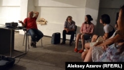 Общение художника из Санкт-Петербурга Дмитрия Виленского с немногочисленными алматинскими зрителями фильма «Что делать». Алматы, 31 августа 2016 года.