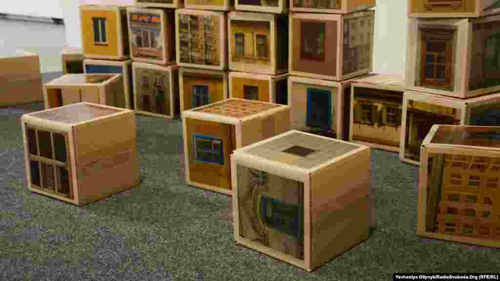 &laquo;Кубики&raquo;, автори фотографій: Тетяна Кабакова, Роман Юхимчук. На світлинах зображені будинки з окупованих територій.