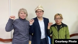 Темирлан Султанбеков, Ирина Карамушкина жана Роза Түрксевер. 2025-жылдын 9-январы.