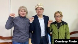 "Социал-демократтар" партиясынын лидери Темирлан Султанбеков, партиянын мүчөлөрү Ирина Карамушкина жана Роза Түрксевер. 2025-жылдын 9-январы. 