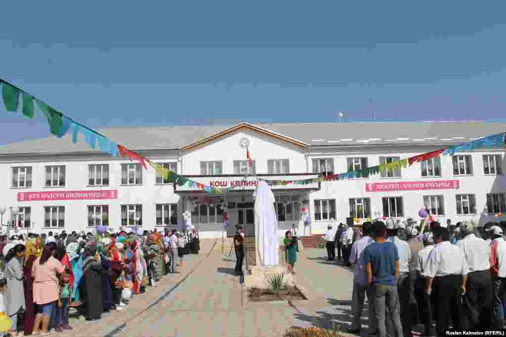 Жалал-Абад. Сузак районунун көчкү болгон Кыр-Жол айылында бүгүн эки кабаттуу жаңы мектеп пайдаланууга берилди.