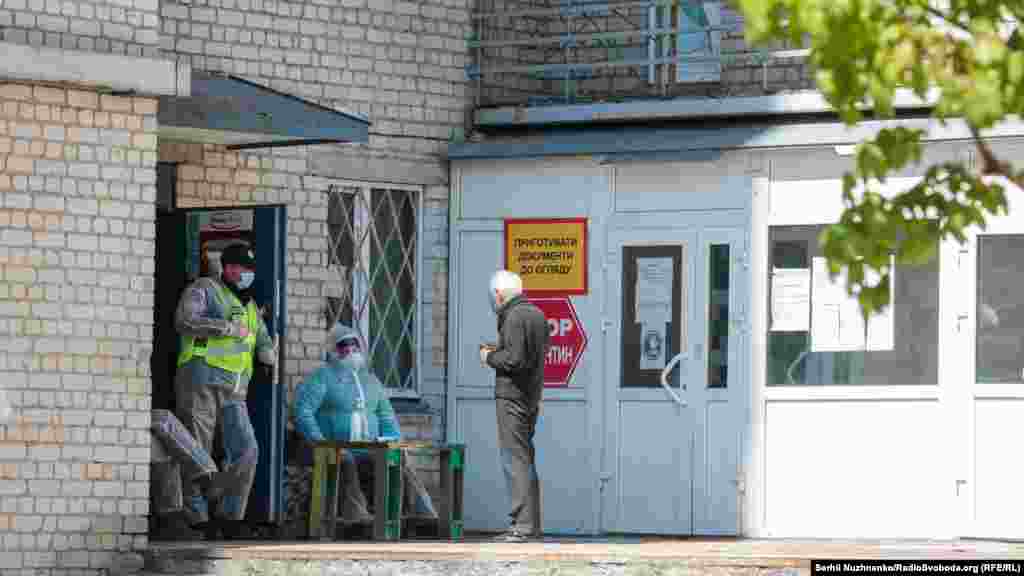 За словами волонтерки Людмили Мартиненко, у 13 сімей відсутнє електропостачання і відсутня гаряча вода у всьому гуртожитку. Вона попросила обласну раду звернути на це увагу і вирішити цю проблему. Воду і електроенергію вимкнули раніше за борги&nbsp;