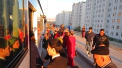 Aşgabadyň awtobuslaryndaky kartly töleg düzgüni welaýatlylary kyn güne salýar