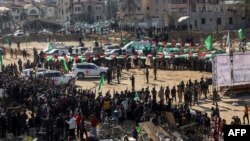 Կարմիր Խաչի մեքենաները Խան Յունիսում, որտեղ «Համաս»-ն Իսրայելին է հանձնելու երեք պատանդներին, Գազայի հատված,15-ը փետրվարի, 2025թ․