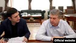 Премьер-министр Армении Карен Карапетян (справа) дает интервью экономическому обозревателю газеты «168 жам» Бабкену Туняну, Ереван, 26 декабря 2017 г. 