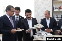 Sağdan sola "Kitabevim.az" mağazasının icraçı direktoru Emin Sadıqov, ədəbiyyatçı Şəmil Sadiq, deputat Naqif Həmzəyev və Gəncə İH rəhbəri Elmar Vəliyev