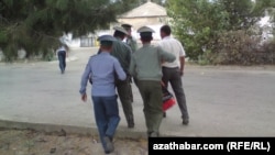 "Şol bir wagtda, dini ynançlaryny paýlaşýan şahsyýetleriň polisiýa çagyrylmagy, tussag edilmegi ýa-da tussag edilmek barada haýbat atylmagy, jerime salynmagy, mobil telefonlarynyň elinden alynmagy ýaly wakalar saklanyp galýar”. Illýustrasiýa suraty