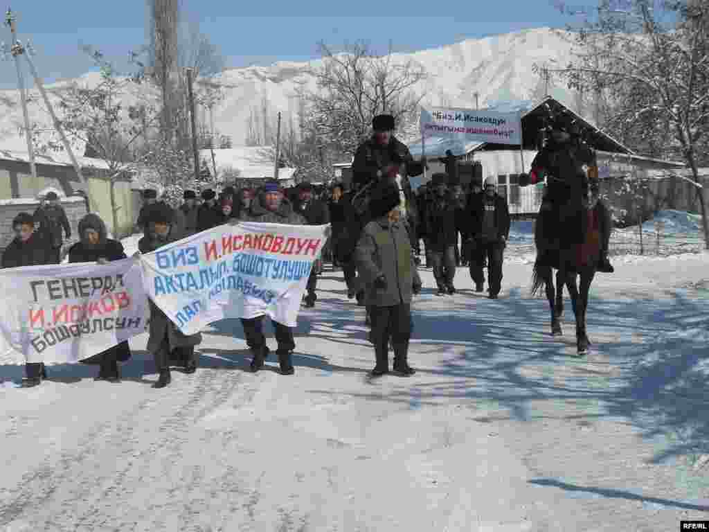 Исмаил Исаковдун жети жүздөн ашуун таламдашы Гүлчө кыштагындагы борбордук спорт майданында митинг өткөрүп, генералдын, ошондой эле Петровкадагы жана Балыкчыдагы оппозиция өкүлдөрүнүн абактан токтоосуз бошотулушун, өлкөнү ар тараптуу кризиске кептеген Бакиев бийлигинин кызматтан кетүүсүн талап кылышты.  