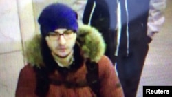 Акбаржон Джалилов, подозреваемый в теракте, входит в станцию метро в Санкт-Петербурге. Кадр видеозаписи.