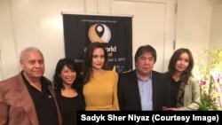 Анджелина Джоли в центре, справа от нее Садык Шер-Нияз, а также организаторы