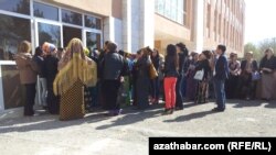 Навбатпоӣ барои харидории орду шакар дар Туркманистон. Моҳи декабри 2016