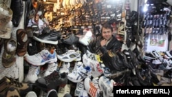 بازار فروش کفش ها نیز در روز های عید رونق چندانی ندارد و دکانداران به مشکلات اقتصادی مردم اشاره می کنند