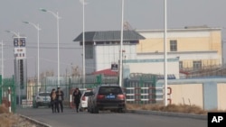 На въезде на территорию «лагеря перевоспитания» в Артуше, Синьцзян.