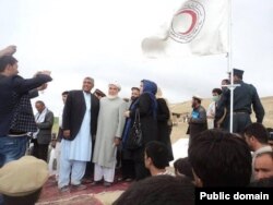 Афганские руководители улыбаются в трех шагах от обезумевших от горя людей