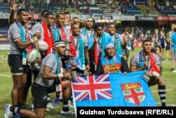 Роки Али Букш Фижи командасы менен сүрөткө түшүп жатат.