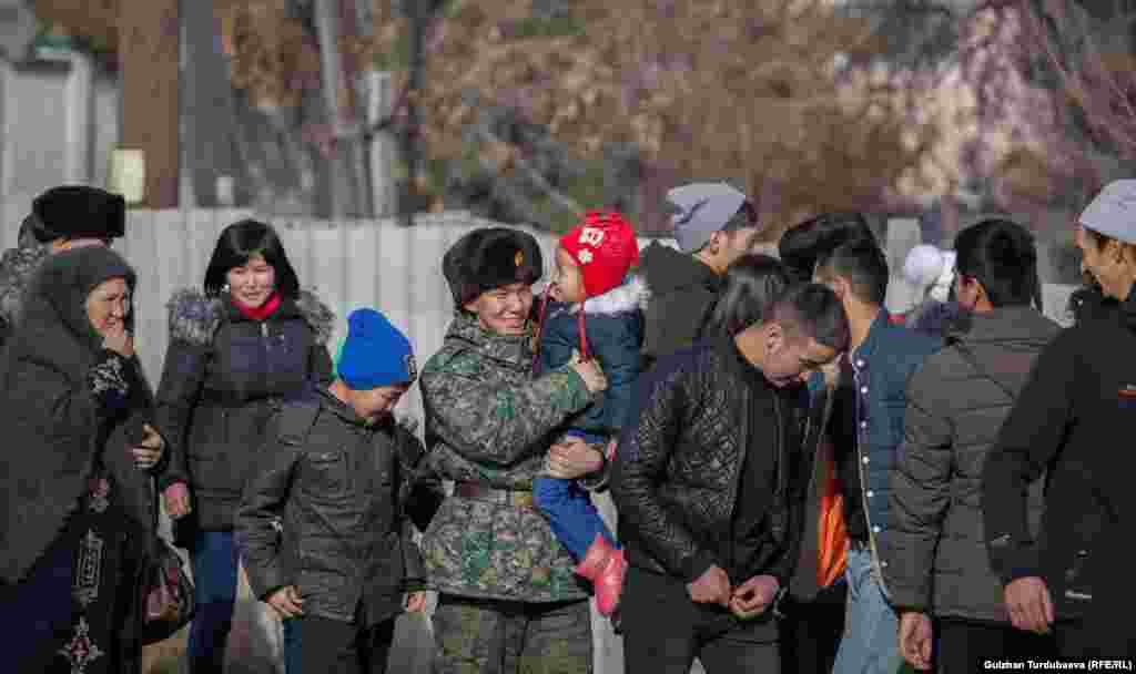 Ант берген аскерлер бир күндүк эс алууга тарашты.&nbsp;&nbsp;