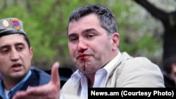 Полиция задерживает Армена Мартиросяна в ходе шествия оппозиции, Ереван 9 апреля 2013 г. (Фотография - News.am)