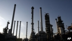 Часть нефтеперерабатывающего завода в Тегеране, архивное фото 