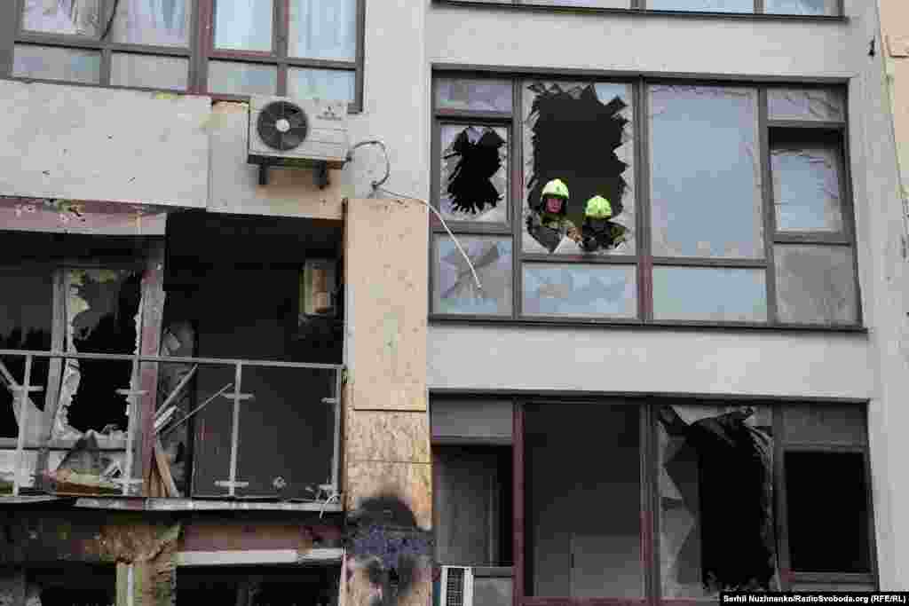 Рятувальні роботи тривають.Керівництво Росії заперечує, що російська армія під час повномасштабної війни завдає цілеспрямованих ударів по цивільній інфраструктурі міст і сіл України, убиваючи цивільне населення і руйнуючи лікарні, школи, дитячі садочки, об’єкти енергетики та водозабезпечення