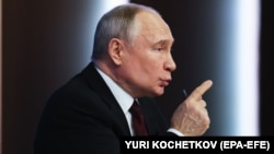 Президент Росії Володимир Путін 20 березня підписав указ: українці, які не врегулювали свій правовий статус на території РФ, мають виїхати до 10 вересня 2025 року