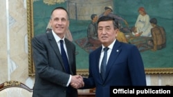 Посол Чарльз Гарретт и президент Кыргызстана Сооронбай Жээнбеков.