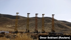 شرکت چنینی که قرار است معدن مس عینک را استخراج کند٬ در سال ۲۰۱۵ میلادی برخی تجیهزات را به ساحه انتقال داده و قرار بود که بهره برداری از آن را آغاز نماید.