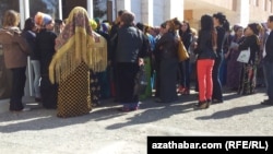 Государственные учреждения Туркменистана требуют от своих сотрудников избегать очередей.