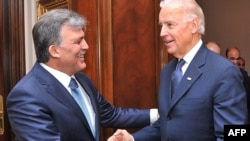 Президент Турции Абдулла Гюль (слева) принимает вице-президента США Джо Байдена в своей резиденции в Анкаре, 2 декабря 2011 г.  